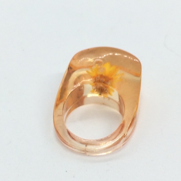 3/$30 VINTAGE PLASTIC CLEAR LUCITE PEACH ORANGE EMBEDDED FLOWER RING SIZE 4.75 - Picture 5 of 12